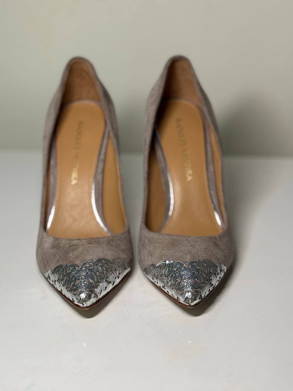 Badgley Mischka Gray Suede Silver Floral Toe Cap Pointed Pumps Heels Size 7M